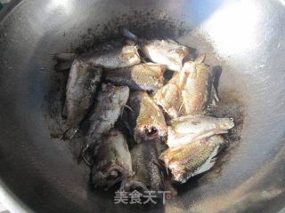 鲫鱼炖豆 东北菜的做法步骤：4