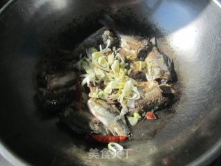 鲫鱼炖豆 东北菜的做法步骤：5