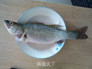 第一次制作清蒸鲈鱼（孔雀开屏）的做法步骤：1