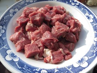 【茄汁萝卜牛肉砂锅】----适合孩子口味的一款汤煲的做法步骤：1