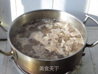 【茄汁萝卜牛肉砂锅】----适合孩子口味的一款汤煲的做法步骤：2