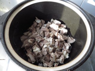 【茄汁萝卜牛肉砂锅】----适合孩子口味的一款汤煲的做法步骤：3