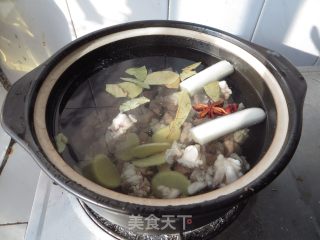 【茄汁萝卜牛肉砂锅】----适合孩子口味的一款汤煲的做法步骤：4