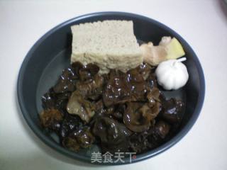《木耳烧烤麸》的做法步骤：1