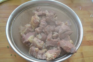 红酒入菜-绝对诱惑【红烧牛腩】的做法步骤：3