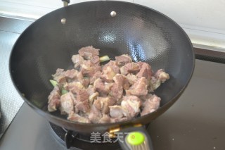 红酒入菜-绝对诱惑【红烧牛腩】的做法步骤：5
