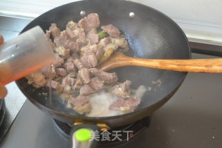 红酒入菜-绝对诱惑【红烧牛腩】的做法步骤：6