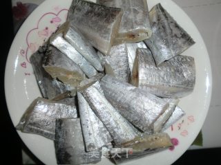 红烧带鱼的做法步骤：1