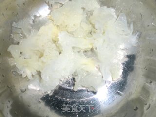 川贝五味子银耳雪梨甜汤的做法步骤：1