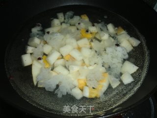 川贝五味子银耳雪梨甜汤的做法步骤：6