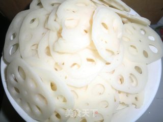 木耳炒藕片的做法步骤：1