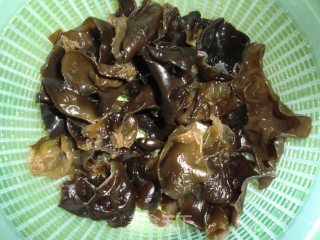 木耳炒藕片的做法步骤：3