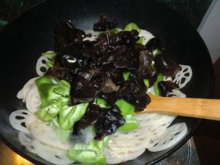 木耳炒藕片的做法步骤：6