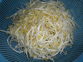 清炒绿豆芽的做法步骤：1