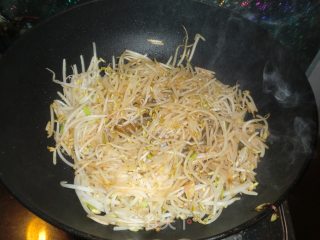 清炒绿豆芽的做法步骤：4