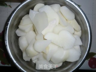 午餐火腿烧萝卜的做法步骤：1