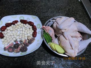 红菇炖鸡汤的做法步骤：1