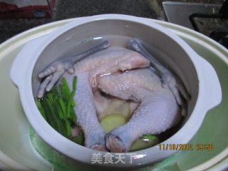 红菇炖鸡汤的做法步骤：2
