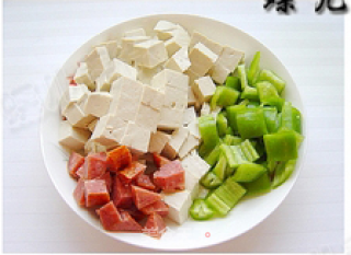 青椒红肠虾酱炒豆腐的做法步骤：3