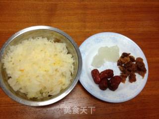 红枣桂圆银耳羹的做法步骤：1