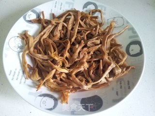 黄花菜蒸滑鸡的做法步骤：4