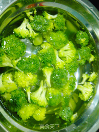 西兰花炒排骨的做法步骤：3