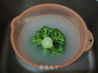 西兰花两吃之---【蒜香西兰花】的做法步骤：2