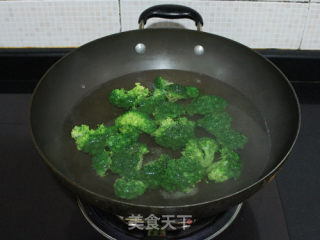 西兰花两吃之---【蒜香西兰花】的做法步骤：4