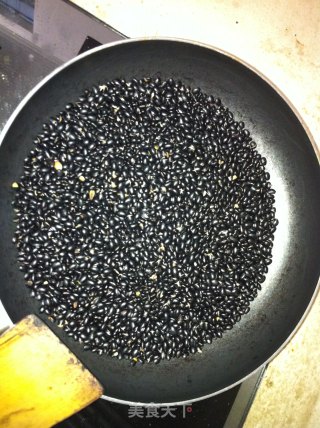 乌豆球（炒黑豆拌红糖）的做法步骤：1