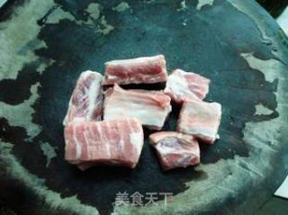 电饭煲懒人菜——排骨焖南瓜的做法步骤：1