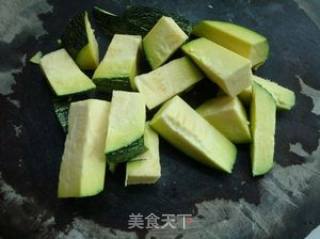 电饭煲懒人菜——排骨焖南瓜的做法步骤：2