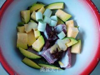 电饭煲懒人菜——排骨焖南瓜的做法步骤：5