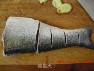 超级简单下饭菜の剁椒鱼中段【超级辣】的做法步骤：1