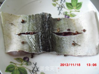 超级简单下饭菜の剁椒鱼中段【超级辣】的做法步骤：2