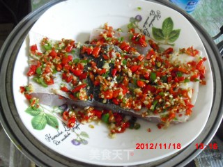 超级简单下饭菜の剁椒鱼中段【超级辣】的做法步骤：4