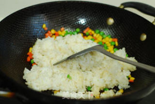 【虾仁菠萝饭】附快速便捷取菠萝肉方法的做法步骤：7