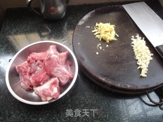 电饭煲版蒜香排骨的做法步骤：1