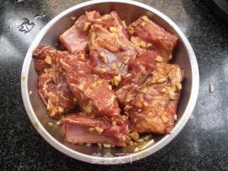 电饭煲版蒜香排骨的做法步骤：2