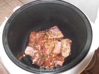 电饭煲版蒜香排骨的做法步骤：4
