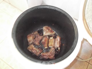 电饭煲版蒜香排骨的做法步骤：6