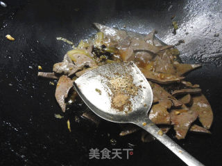 麻辣酸菜炒猪肝的做法步骤：9