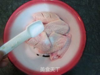 泰式风情美食—[泰式咖喱烤鸡翅]的做法步骤：3