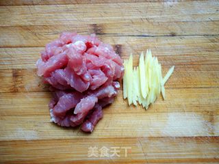 最最简单的家常面食-------青菜肉丝汤面的做法步骤：2