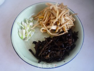 黄花菜木耳炒肉丝的做法步骤：3