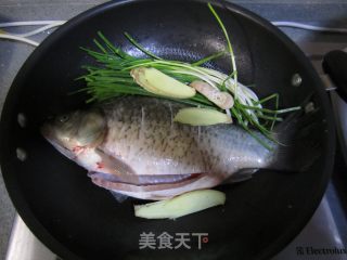 红烧江鲫的做法步骤：3