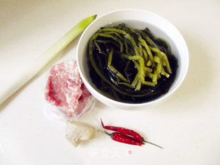 蚕豆肉末炒雪菜的做法步骤：1