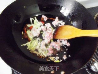 蚕豆肉末炒雪菜的做法步骤：3