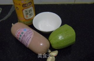 香肠炒西葫芦丁的做法步骤：1