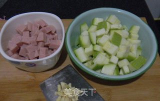 香肠炒西葫芦丁的做法步骤：2