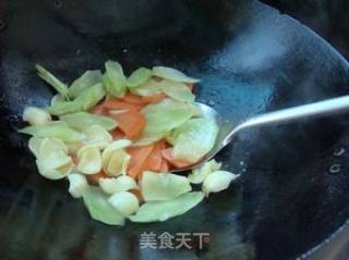家常漂亮小菜——胡萝卜莴笋烧百合的做法步骤：7